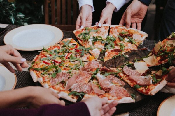 HOW TO HOST THE PERFECT PIZZA NIGHT